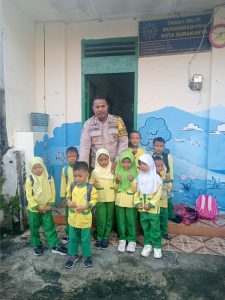 Polisi Sahabat Anak :  Bhabinkamtibmas Kelurahan Kedung Lumbu Ajak Anak TK Bermain dan Belajar Bersama
