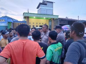Antisipasi Gangguan Kamseltibcar Lantas Personil Polsek Batu Sopang Gatur Lalin dan Tenangkan Warga.