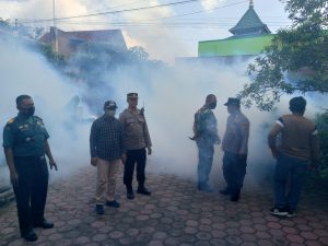 Cegah DBD Polisi Dampingi Dinkes Tulungagung Lakukan Fogging