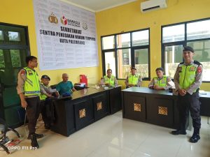 Personel Pengamanan Siaga di Kantor KPU dan Bawaslu Kota Palembang dalam Operasi Mantap Brata 2023-2024