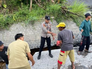 Peduli Banjir, Polsek Candipuro Salurkan Bantuan dan Ajak Warga Jaga Lingkungan