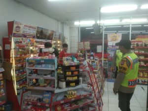 Patroli Harkamtibmas Malam Hari Anggota Polsek Jogoroto Sasar Obyaek Vital Minimarket Alfamart