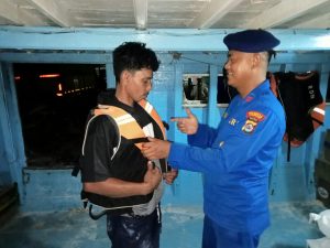 Patroli Malam Hari Di Dermaga Pelabuhan Tradisional Oleh Personel Sat Polairud Polresta Tangerang