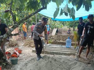 Bhabinkamtibmas Polsek Sarudu Ikut Menggali Kuburan Untuk Makam Warga Binaan