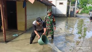 Polisi Bersama TNI dan Warga Gotong Royong Bersihkan Material Luapan Sungai Jurang Dandang di Nganjuk
