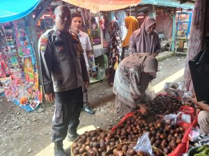 Bhabinkamtibmas Polsek Gunung Tuleh Patroli di Pasar Tradisional Muaro Kiawai
