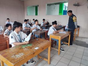 Bhabinkamtibmas Desa Serdang Kulon Brigadir Abdul Gofar Monitoring Pelaksanaan Ujian Sekolah