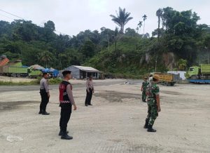 Dukung Percepatan Pembangunan, Polresta Deli Serdang bersama TNI Amankan Jalur Lintas Truk Pengangkutan Material Bendungan Lau Simeme