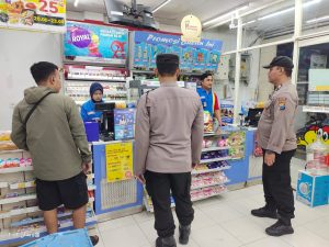 Patroli Minimarket, Polsek Warujayeng Sampaikan Himbauan Kamtibmas