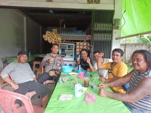 Personil Polsek Monterado Ngopi bersama Tokoh Masyarakat di desa Monterado Dalam Kegiatan "Jumat Curhat"
