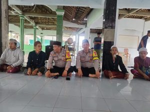 Personil Polsek Balaraja laksanakan Ibadah Jumat Keliling dan Rukun Ulama-Umaro di Masjid Al-Husna Desa Kaliasin Sukamulya Kabupaten Tangerang.