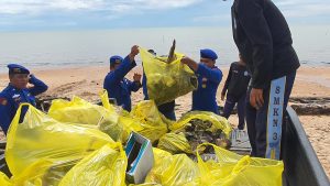 Kasat Polairud Polres Berau Pimpin Kegiatan Bersih Pantai di Teluk Semanting