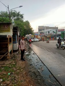 Kapolsubsektor Tobat Polsek Balaraja turun ke jalan Urai kemacetan wujud nyata Pelayanan Masyarakat