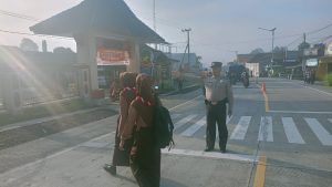 "Polisi Ketok" Pengaturan Arus Lalin dan Bantu Sebrangkan Anak Sekolah SMP