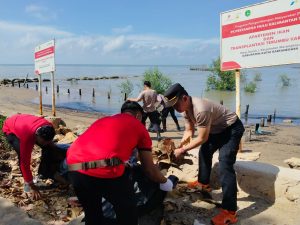 Peduli Lingkungan, Polsek Marangkayu Bersama Pemerintah dan Masyarakat laksanakan Bersih Pesisir di Pantai Biru Kresik