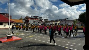 Kompak dan Semangat! Personel Polresta Ambon dan Bhayangkari Gelar Olahraga Bersama di Lapangan Polresta