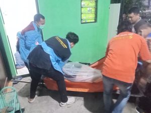 Anggota Polsek Kota dan Tim Inafis Polres Tulungagung Melakukan Olah TKP Pada Wanita Meninggal di Kamar Kost