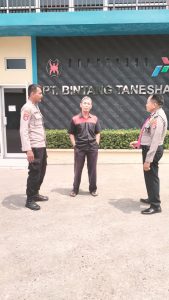 Personil Sat Pamobvit Polresta Tangerang melaksanakan patroli di Kawasan Industri Millenium