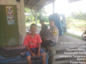 Kab. Tangerang – Untuk mendekatkan dengan warganya, Personel ,Polsek Rajeg Polresta Tangerang Aipda Abdul Rohman menyambangi warga Desa Tanjakan Mekar, Jumat (26/04/2024).