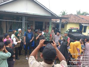Sinergitas TNI POLRI Desa Gembong Bantu Pemberian Bantuan Paket Sembako dari BPBD Kab. Tangerang kepada Warga Masyarakat yang terdampak Banjir di Gembong.