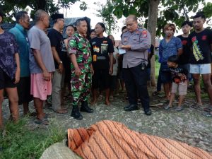 Anggota Polsek Rejotangan dan Tim Inafis Polres Tulungagung Melakukan Olah TKP Orang Meninggal Terseret Arus Sungai