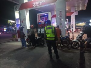 Polsek Plosoklaten Patroli Sambang di SPBU Cegah Kejahatan Jalanan 