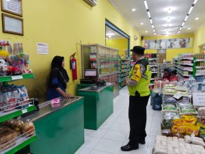 Polsek Wates Patroli Dialogis Sambang di Minimarket 