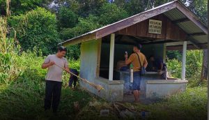 Bhabinkamtibmas Desa Aik Madu dan Warga Desa Aik Madu Melaksanakan Gotong Royong Bersama
