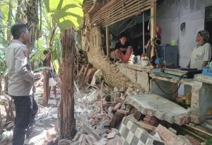 Polsek Lakbok Polres Ciamis Cek Rumah Warga yang Terdampak Gempa