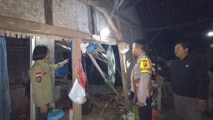 Polsek Pamarican Polres Ciamis Bantu Warga di 2 Desa Korban Rumah Rusak Akibat Gempa Bumi