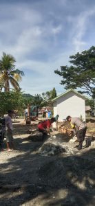 Bersama dengan warga, Babinkamtibas Desa Lara laksanakan Gotong royong