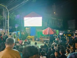 Nobar Timnas U 23 Warga Belitang Padati Simpang Empat Pasar Gumawang