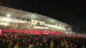 Personil Polres Singkawang Berbaur Dengan Masyarakat Nonton Bareng di Stadion Kridasana Kota Singkawang
