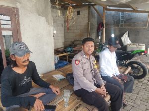 Kab. Tangerang – Untuk mendekatkan dengan warganya, Personel ,Polsek Rajeg Polresta Tangerang Bripka Adi Kurniawan menyambangi warga Desa Pangarengan,Selasa (30/04/2024).