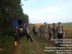 Pengamanan Pembersihan Lahan dan Penanaman Eucalyptus: Personel Polri dan TNI-AD Jaga Situasi Aman dan Kondusif