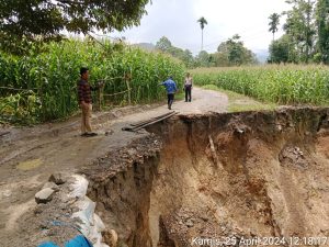 Kapolsek Tigalingga kembali lakukan Peninjauan lokasi longsor di Sarintonu bersama Anggota Dewan Kabupaten Dairi
