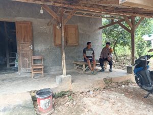 "Suasana Lebaran: Bhabinkamtibmas Desa Karayunan Terjalin Silaturahmi untuk Ciptakan Keamanan"
