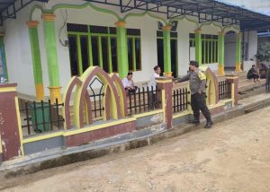 Bhabinkamtibmas Polsek Serawai Melaksanakan Pam Sholat Jumat Masjid Al-Ikhlas Kecamatan Serawai