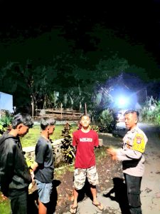 Patroli Malam, Polsek Pasrujambe Berikan Himbauan Kepada Para Remaja