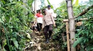 Polres Tulungagung Beri Bantuan Warga Desa Kedoyo yang Mengalami Musibah Akibat Hujan Deras