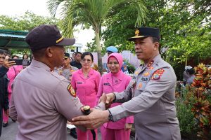 Tak Hanya ke Warga, Polda Sulut dan Bhayangkari Juga Bantu Personel Polsek Tagulandang Terdampak Erupsi Gunung Ruang