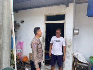 Aipda Warudin Sampaikan Imbauan Kamtibmas Lewat Door to Door System di Desa Jatitujuh