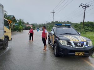 Polsek Samboja Lakukan Monitoring Lokasi Terdampak Banjir Karena Hujan Deras