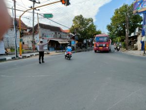 Antisipasi Kecelakaan Pagi, Polsek Sampang Laksanakan Pengamanan Jalan Raya