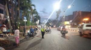 Pers Polsek Medan Kota melaksanakan pengaturan pagi dan penertiban PKL di Pasar Simpang Limun, Jalan SM. Raja