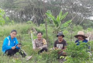Bhabinkamtibmas Kelurahan Loa Ipuh darat kecamatan Tenggarong gandeng PPL pertanian dukung petani sayuran dan buah