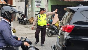 Personil Polsek Medan Barat Strong point/Gatur lalin pagi layani masyarakat bantu menangani kemacetan berkendara di jalan raya