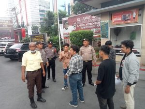 Personil Polsek Medan Barat layani masyarakat unjuk rasa di Kantor Wilayah Kementerian Hukum dan HAM Sumut Medan Barat