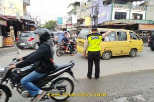 Personil Polsek Medan Barat Strong point/Gatur lalin sore layani masyarakat bantu menangani kemacetan berkendaraan di jalan raya