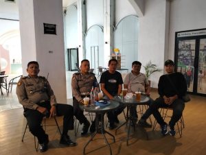 Polsek Medan Barat bantu layani masyarakat nonton bareng di Pos Block Kesawan Medan Barat